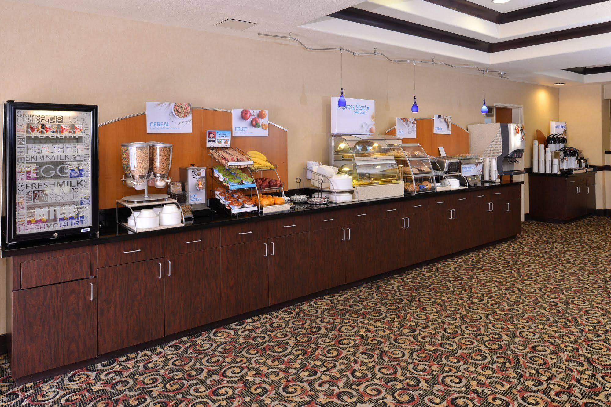 Holiday Inn Express Hotel & Suites Lincoln-Roseville Area, An Ihg Hotel Ngoại thất bức ảnh